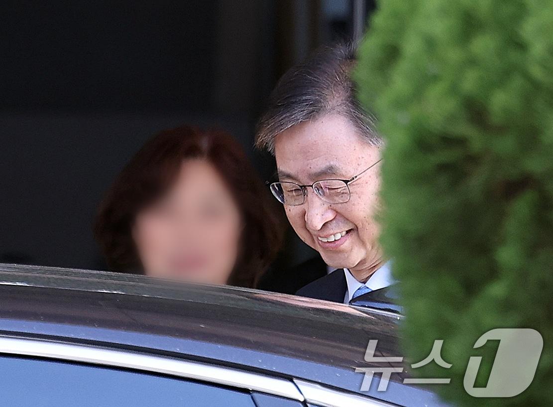 본문 이미지 - 최재해 감사원장이 11일 퇴임식을 마치고 서울 종로구 북촌로 감사원을 나서고 있다. 2025.11.11/뉴스1 ⓒ News1 이호윤 기자