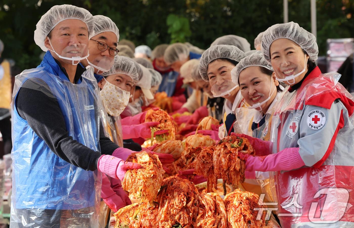 허혜숙(오른쪽) 대한적십자사 서울지사 사무처장 및 회원들과 정무경(왼쪽) 고려아연 사장 등 임직원들이 11일 오전 서울 노원구 적십자사 서울지사 북부봉사관에서 어려운 이웃에게 전달할 김치를 담그고 있다. 이날 담근 김장 김치 6300kg은 중랑구 등 5개 자치구 700세대에게 전달할 예정이다. 2025.11.11/뉴스1 ⓒ News1 장수영 기자