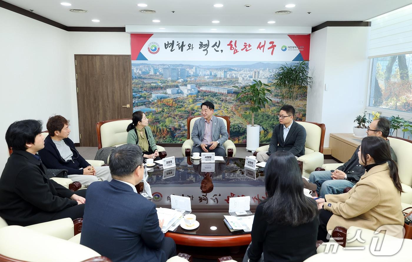 서철모 구청장이 무역사절단 참여기업과 간담회를 하고 있다.&#40;서구 제공. 재판매 및 DB금지&#41;/뉴스1