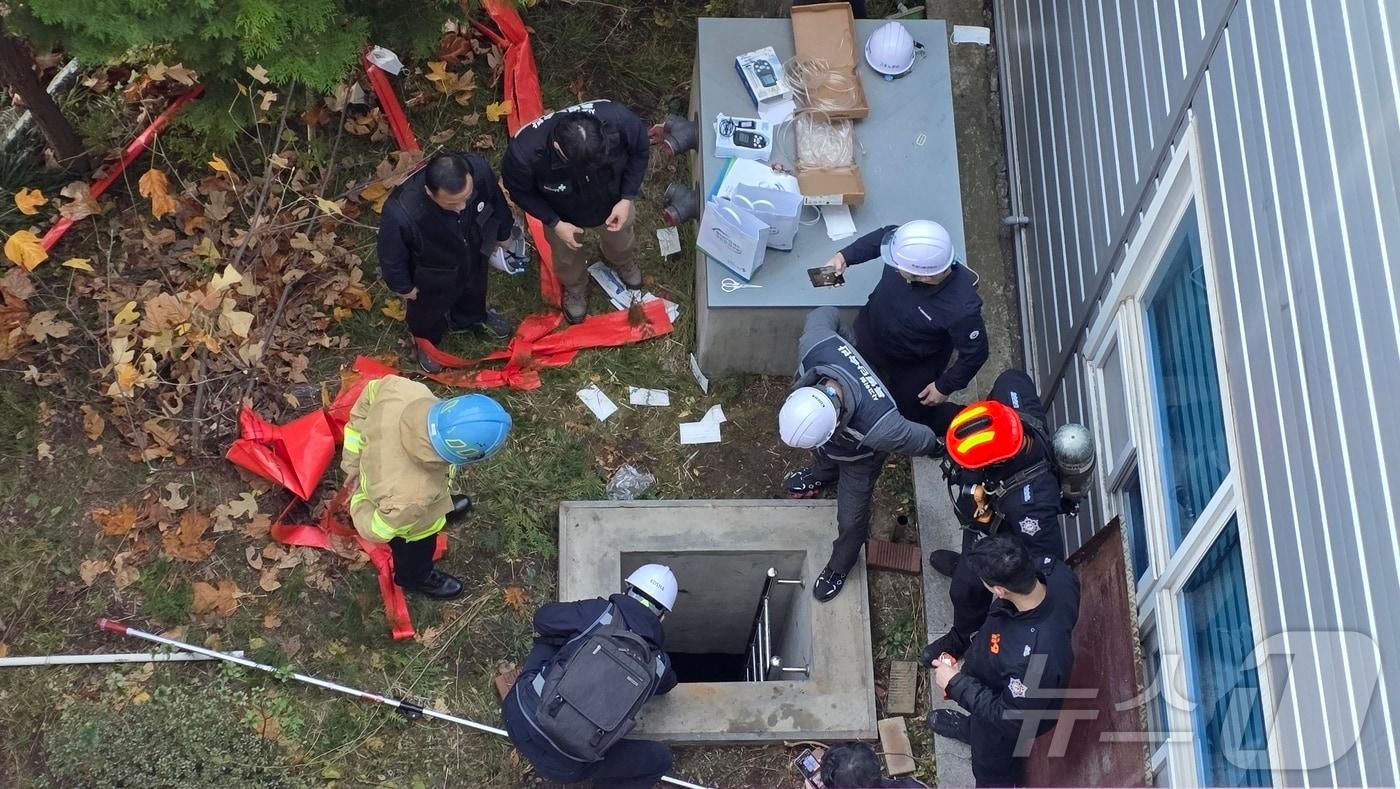 11일 충남 천안시의 한 재활병원 물탱크에서 병원장 등 직원 4명이 질식한 사고 현장에서 관계 당국 관계자들이 현장 조사를 하고 있다. 2025.11.11/뉴스1 ⓒ News1 이시우 기자