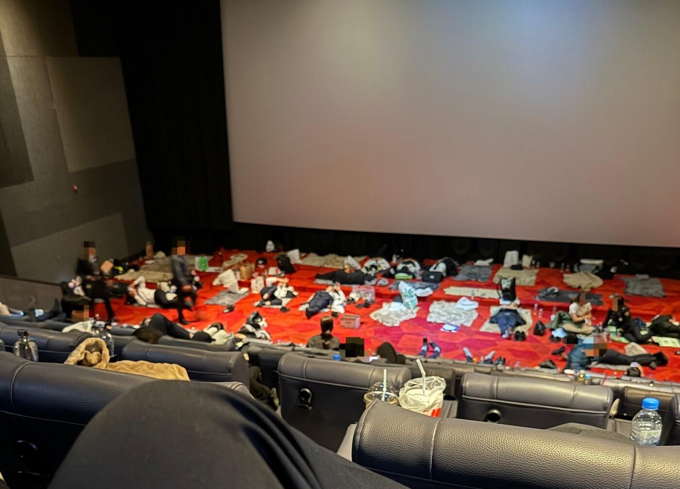 본문 이미지 - 10일 경찰직협이 공개한 APEC 당시 경찰들의 대기 공간 사진 갈무리. 영화관 바닥에 모포 등이 깔려 있다.