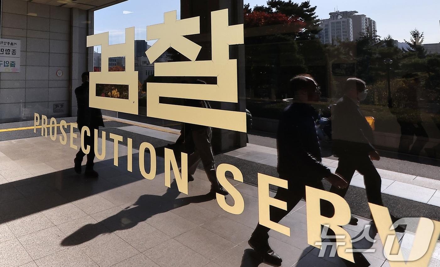 검찰의 &#39;대장동 항소 포기&#39; 이후 검찰 내부 반발이 확산되고 있는 11일 서울 서초구 서울중앙지방검찰청에 직원들이 오가고 있다. 노만석 검찰총장 직무대행은 이날 하루 연차를 내고 자신의 거취 문제를 고민 중인 것으로 알려졌다. 그는 전날 사퇴를 요구한 대검 참모들에게도 &#39;시간을 달라&#39;는 뜻을 밝혔다고 한다. 2025.11.11/뉴스1 ⓒ News1 김성진 기자