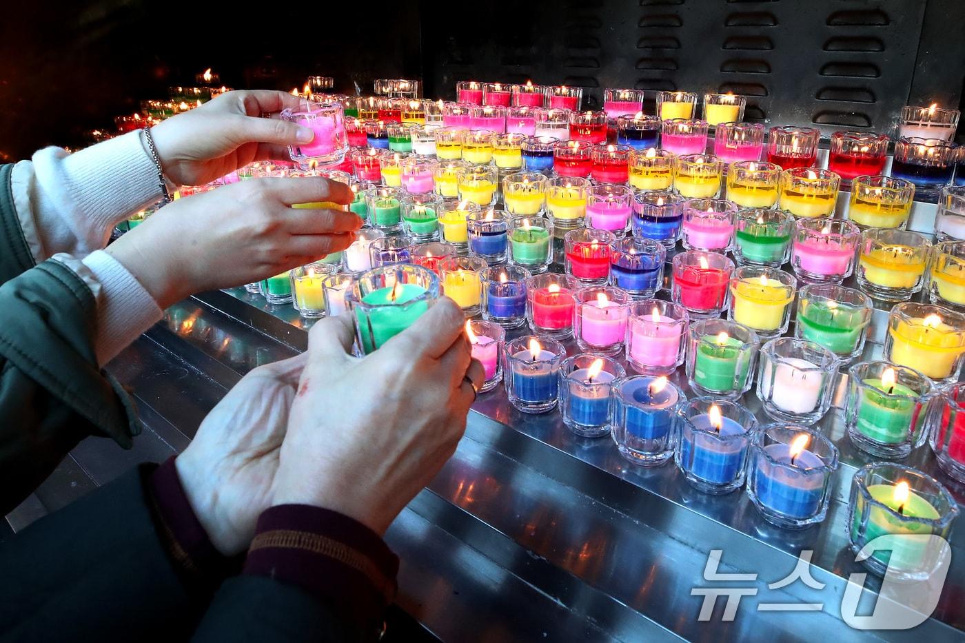 2026학년도 대학수학능력시험을 이틀 앞둔 11일 오전 대구 중구 남산동 천주교 대구대교구청 성모당에서 열린 &#39;수험생 응원 미사&#39;를 찾은 학부모들이 수험생 자녀를 위해 기도하는 마음으로 촛불을 밝히고 있다. &#40;사진은 기사 내용과 무관함&#41; 2025.11.11/뉴스1 ⓒ News1 공정식 기자