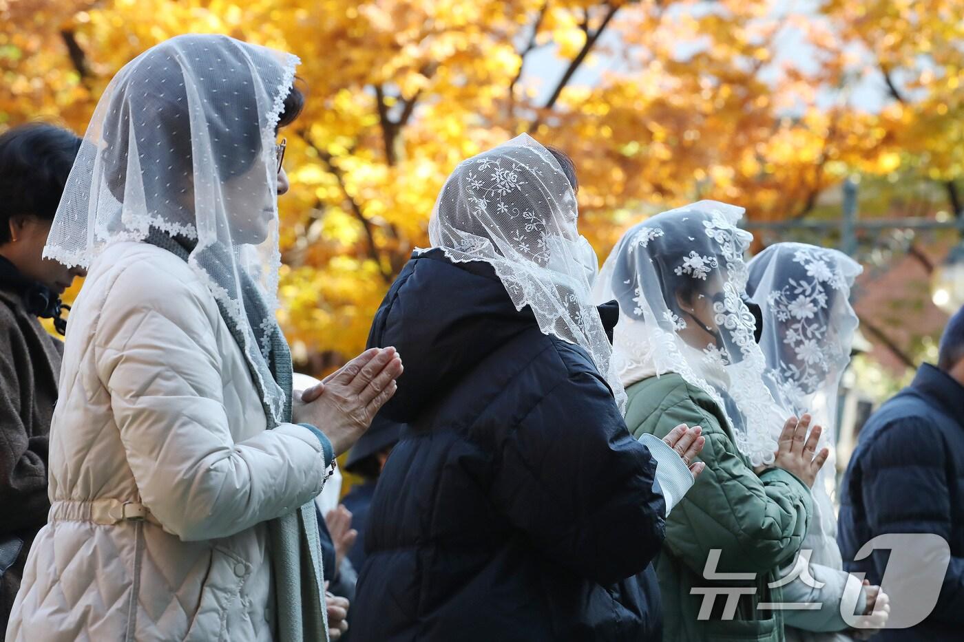 2026학년도 대학수학능력시험을 이틀 앞둔 11일 오전 대구 중구 남산동 천주교 대구대교구청 성모당에서 열린 &#39;수험생 응원 미사&#39;를 찾은 학부모들이 기도하고 있다. 2025.11.11/뉴스1 ⓒ News1 공정식 기자