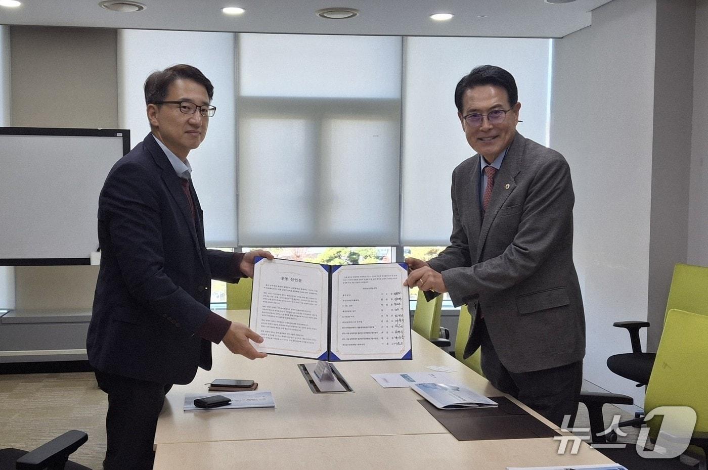 이순걸 울주군수가 11일 국토교통부를 방문해 KTX-이음 남창역 정차를 염원하는 울주군 민·관·기업의 공동선언문을 전달하고, KTX-이음 남창역 정차를 촉구했다.&#40;울주군 제공·재판매 및 DB 금지&#41; /뉴스1