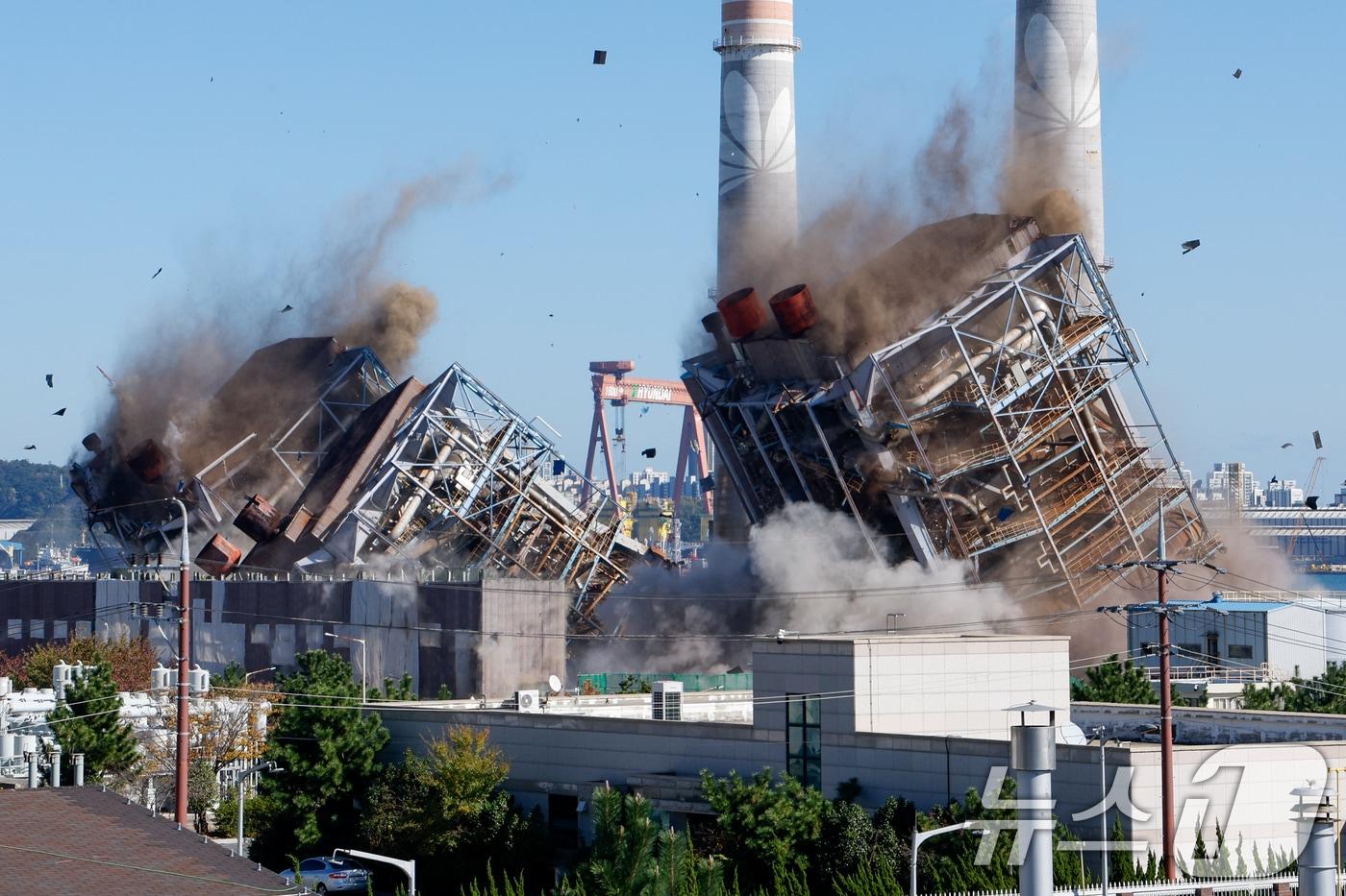 11일 낮 12시 한국동서발전 울산화력발전소 사고 현장에서 보일러 타워 4·6호기 발파 해체 작업이 진행되고 있다. 2025.11.11/뉴스1 ⓒ News1 안은나 기자
