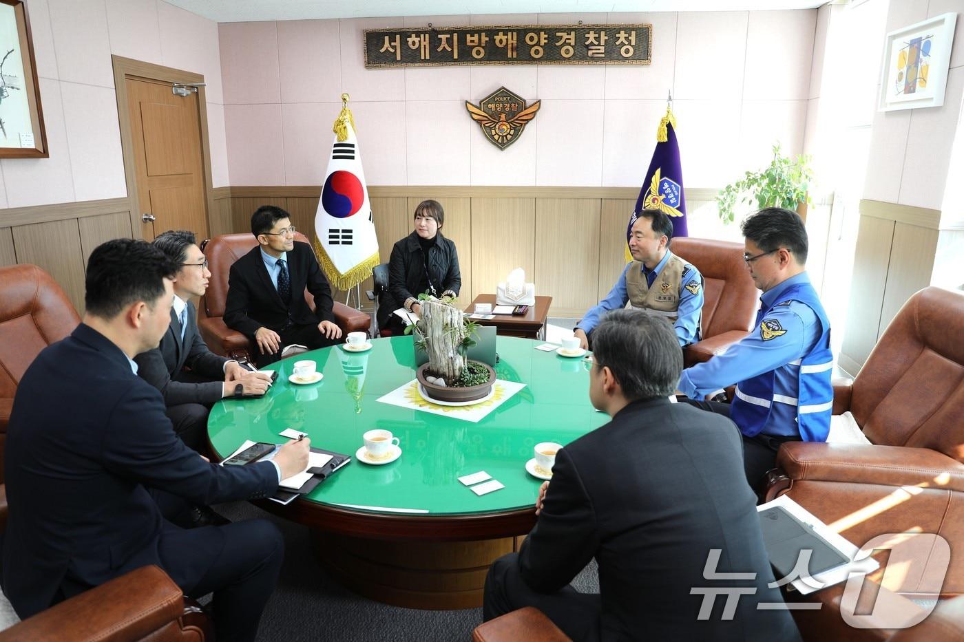 지난 10일 오후 주적화 중국 주광주총영사관 부총영사가 서해해경청을 방문해 중국선원 구조상황을 설명듣고 감사인사를 전하고 있다. &#40;서해해경 제공. 재판매 및 DB 금지&#41; 2025.11.11/뉴스1 ⓒ News1 이수민 기자
