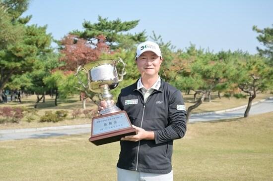 본문 이미지 - 한국프로골프(KPGA) 챔피언스투어 최종전 '매일 셀렉스배 제30회 한국시니어오프골프선수권대회'에서 우승한 황인춘 선수가 우승컵을 들고 포즈를 취하고 있다. 사진=쓰리에이치 제공