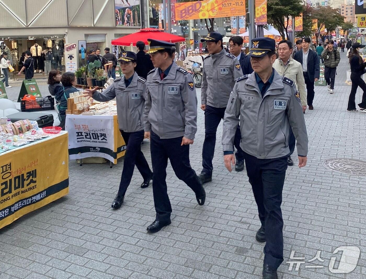 본문 이미지 - 한창훈 인천경찰청장이 순찰을 하고 있다.&#40;인천경찰청 제공. 재배포 및 DB금지&#41;2025.11.11/뉴스1