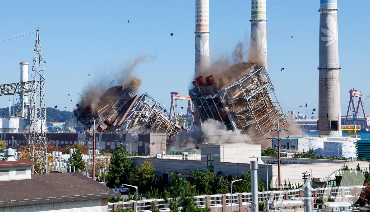 11일  낮 12시 한국동서발전 울산화력발전소 사고 현장에서 보일러 타워 4·6호기 발파 해체 작업이 진행되고 있다. 2025.11.11/뉴스1 ⓒ News1 안은나 기자