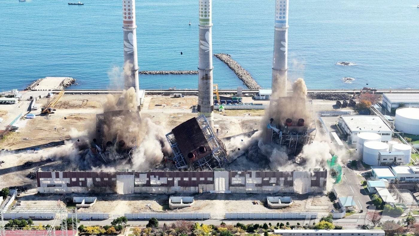 보일러 타워 붕괴 사고 발생 엿새째를 맞은 11일 울산 남구 울산화력발전소 보일러 타워 5호기 붕괴 사고 현장에서 매몰자와 실종자 구조를 위해 4·6호기의 발파 해체 작업이 진행되고 있다. (공동취재) 2025.11.11/뉴스1 ⓒ News1 안은나 기자