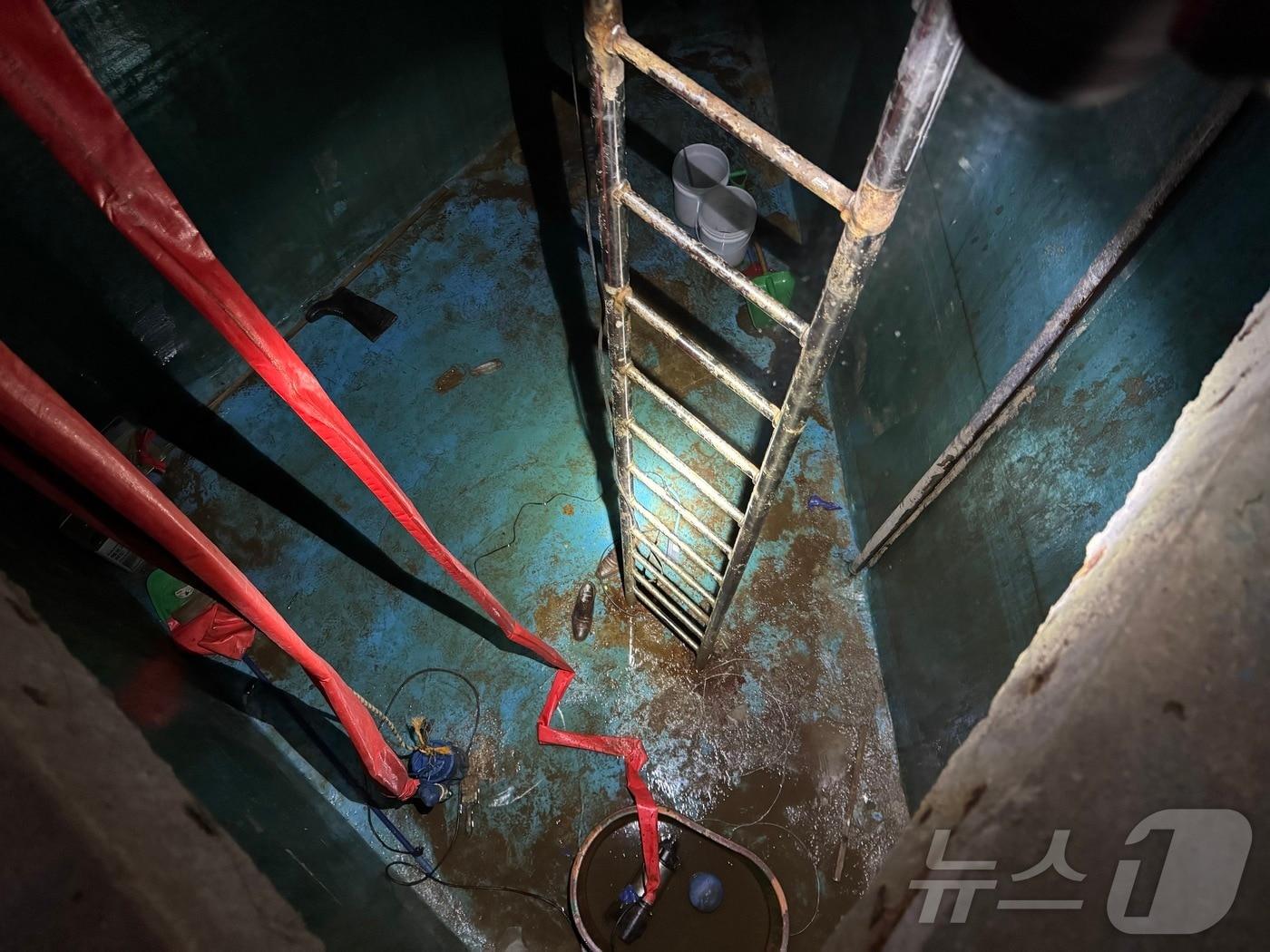 본문 이미지 - 11일 충남 천안시의 한 재활병원 병원장 등 직원 4명이 물탱크 내부에서 질식해 쓰러졌다. 병원 물탱크 내부 모습.&#40;천안동남소방서 제공, 재판매 및 DB금지&#41; 2025.11.11/뉴스1
