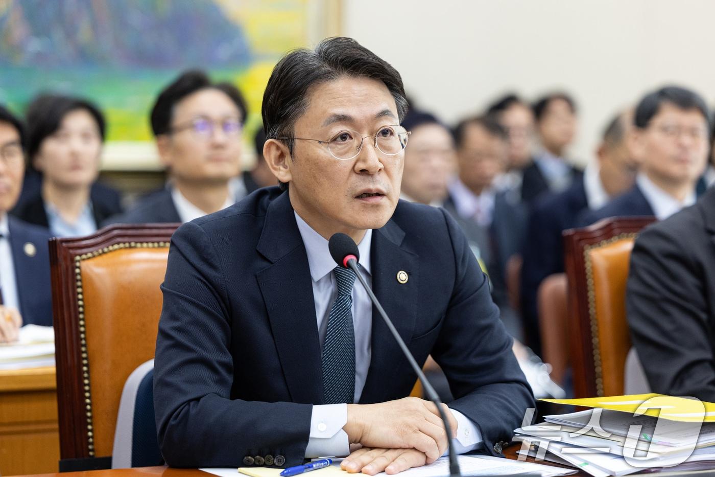 권대영 금융위원회 부위원장이 11일 서울 여의도 국회에서 열린 제429회국회&#40;정기회&#41; 정무위원회 제8차 전체회의에 출석해 의원 질의에 답변하고 있다. 2025.11.11/뉴스1 ⓒ News1 이승배 기자