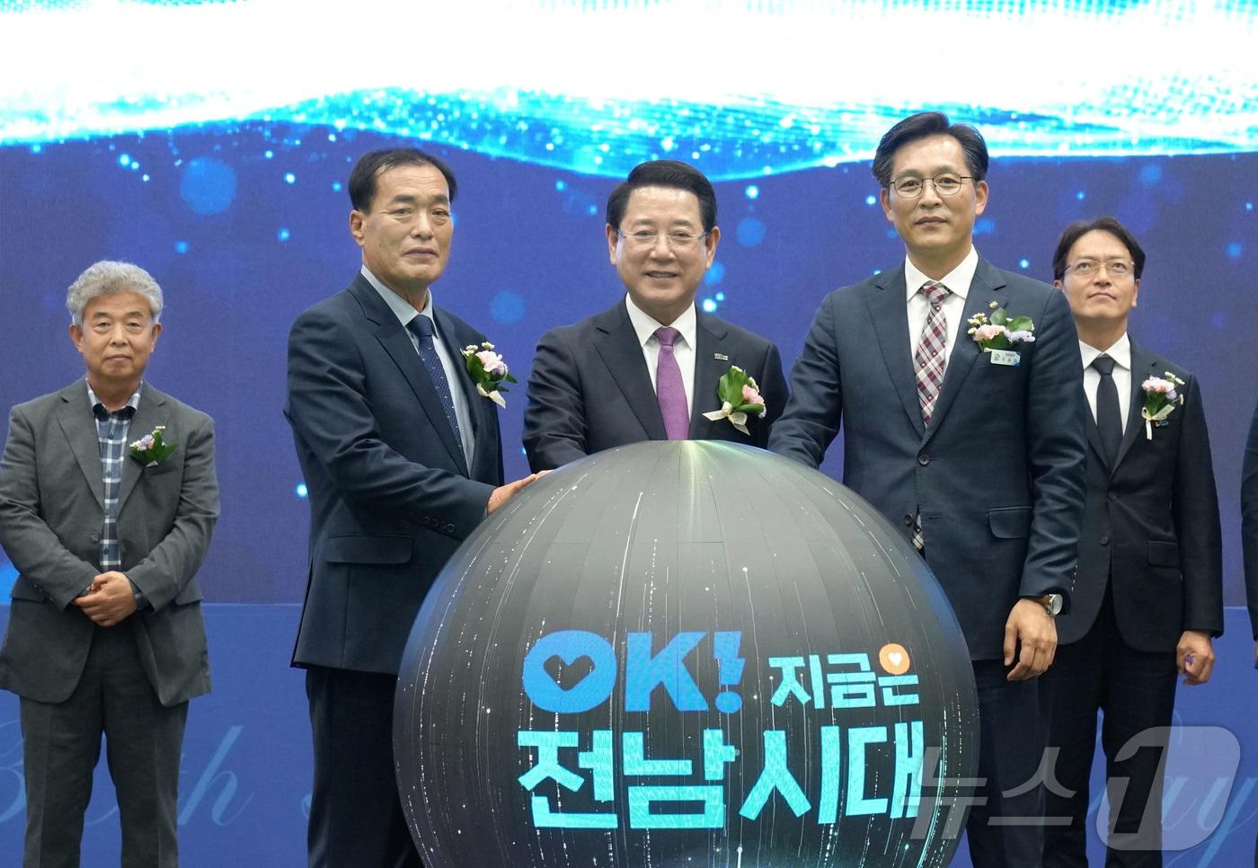 김영록 전라남도지사가 11일 영암실내체육관에서 열린 ‘제30회 농업인의 날 기념행사’에 참석해 주요내빈들과 첨단 스마트 농업 대도약 구현 퍼포먼스를 하고 있다. &#40;전남도 제공. 재판매 및 DB금지&#41;2025.11.11/뉴스1 