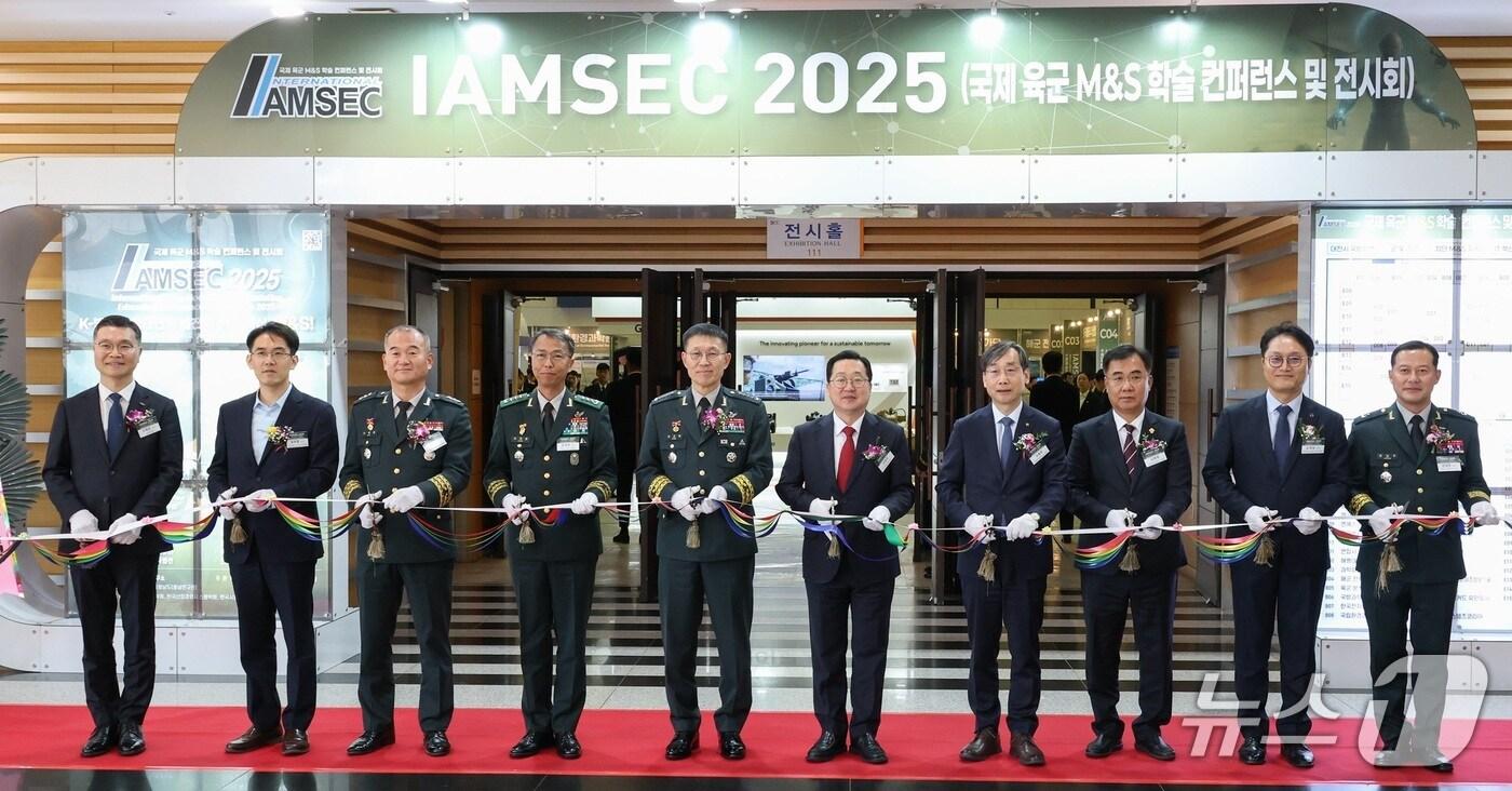 본문 이미지 - 11일 개막식에는 김규하 육군참모총장, 이장우 대전시장 등이 참석했다. (대전시 제공) / 뉴스1