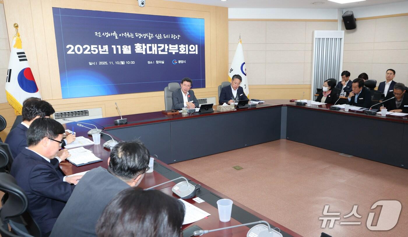 지난 10일 정인화 광양시장이 11월 확대간부회의 열고 부서별 당면 업무를 철저히 점검할것을 지시했다&#40;광양시 제공&#41;