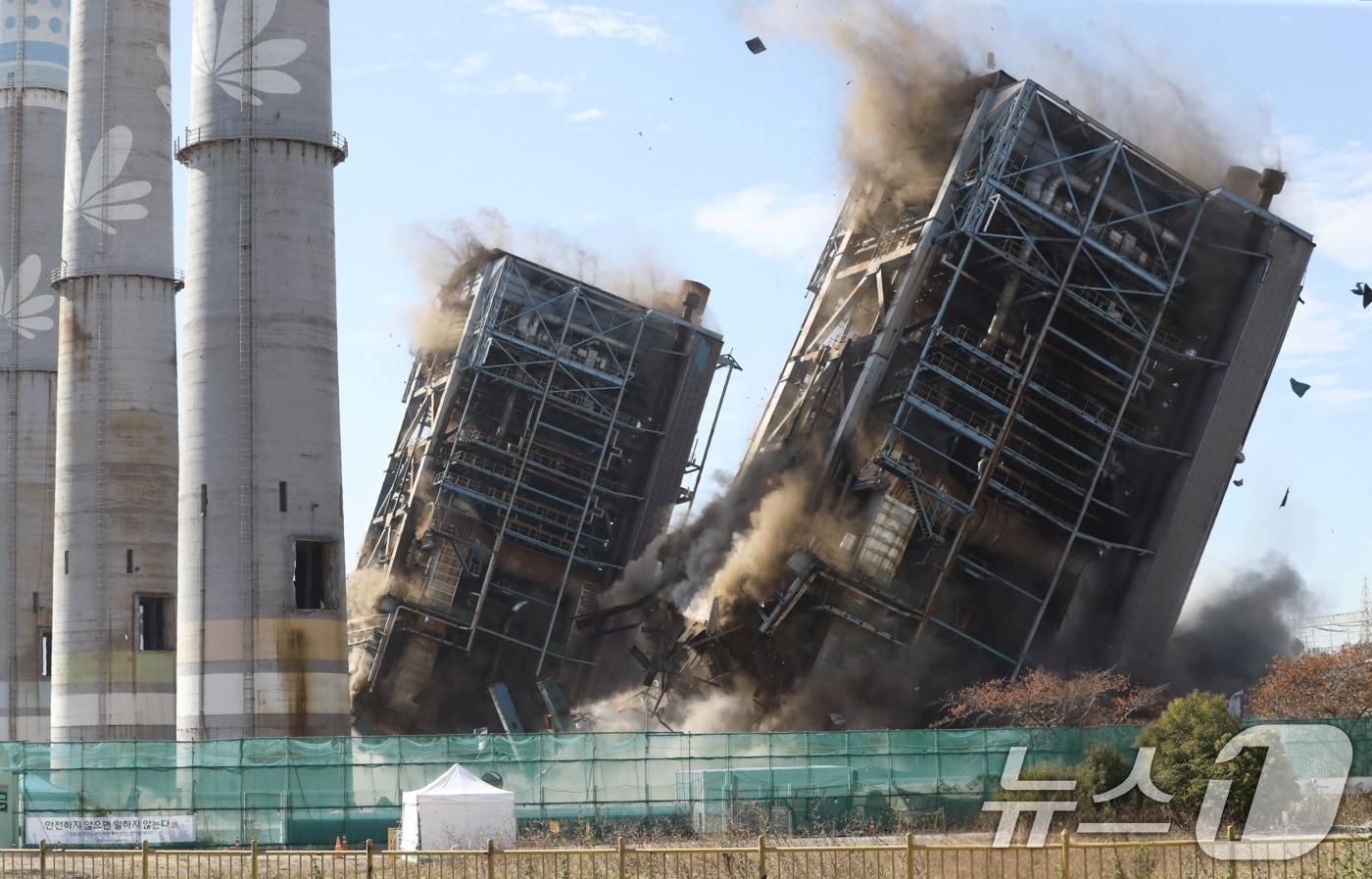 11일 낮 12시 한국동서발전 울산화력발전소 사고 현장에서 보일러 타워 4·6호기 발파 해체 작업이 진행되고 있다. 2025.11.11/뉴스1 ⓒ News1 조민주 기자
