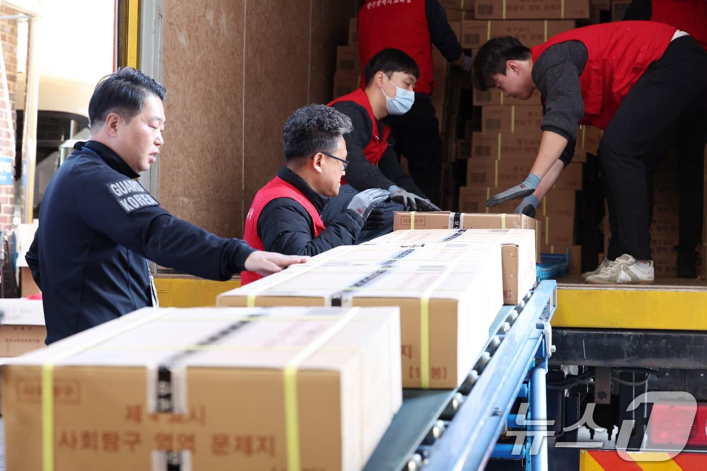 2026학년도 대학수학능력시험을 이틀 앞둔 11일 광주 서구 화정동 광주시교육청에 수능 문제지와 답안지가 도착해 관계자들이 이를 보관 장소로 옮기고 있다. /뉴스1 ⓒ News1 이승현 기자