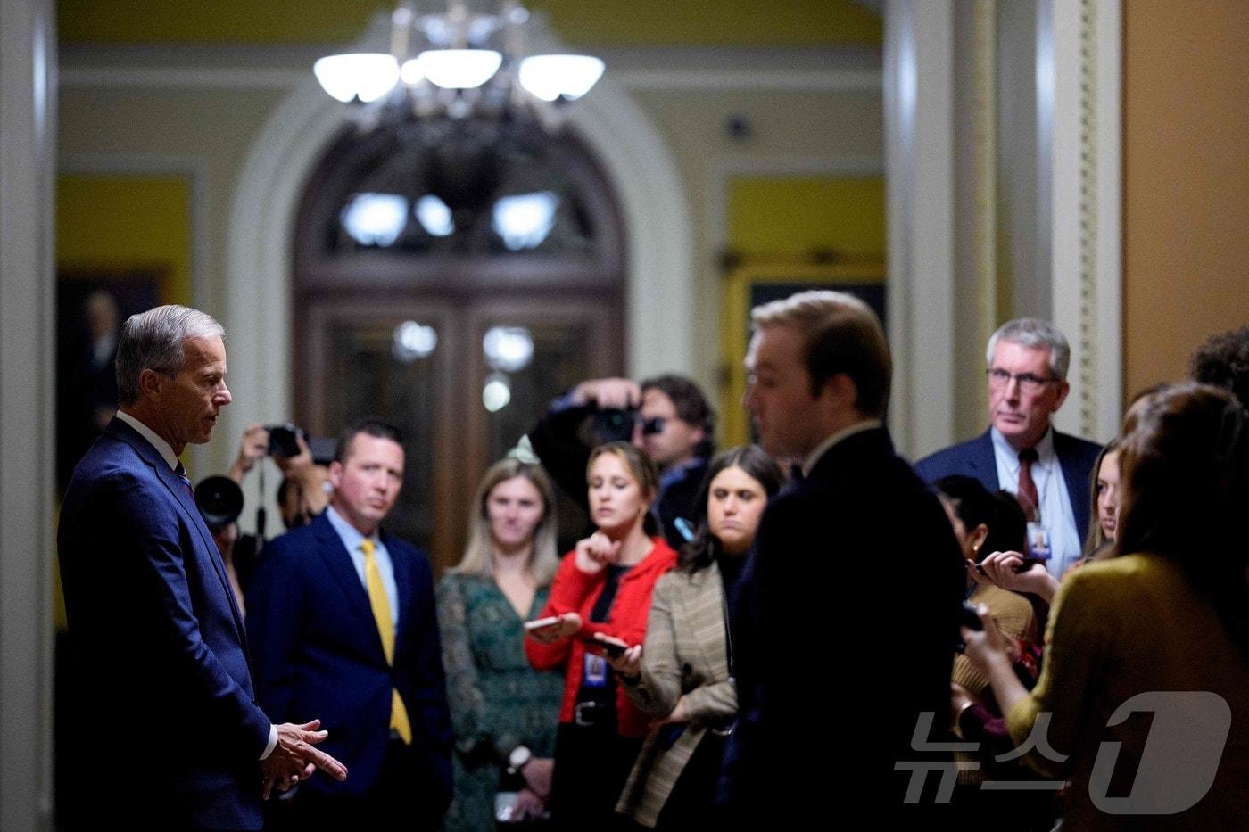 존 슌 미국 상원 공화당 원내대표가 10일&#40;현지시간&#41; 워싱턴DC 국회의사당에서 상원이 임시 예산안을 통과시킨 후 기자들과 대화하고 있다. 2025.11.10 ⓒ AFP=뉴스1 ⓒ News1 김경민 기자