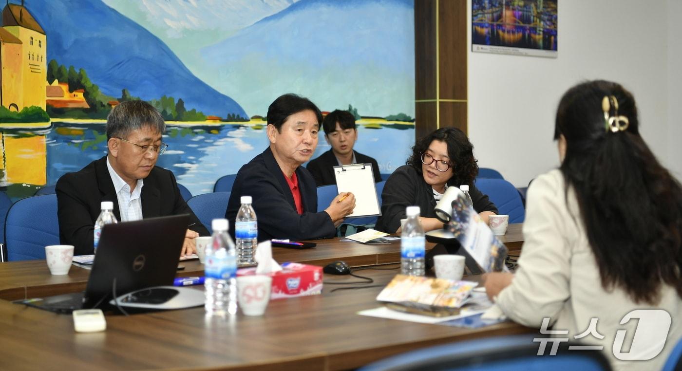 최문순 군수를 비롯한 화천군 산천어축제 홍보단이 지난 10일 베트남 다낭지역 여행사를 방문해 축제 상품을 설명하고 있다.&#40;화천군 제공, 재판매 및 DB금지&#41;