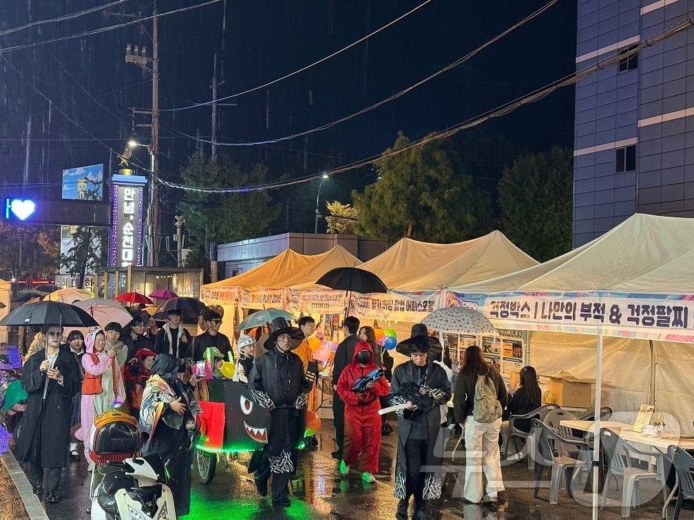 본문 이미지 - 올해 순천 올랑가 부캐 페스타가 15일 원도심 일대에서 열린다. 지난해 부캐 페스타 퍼레이드 모습. &#40;순천시 제공. 재판매 및 DB금지&#41; 2025.11.11/뉴스1 ⓒ News1 김성준 기자