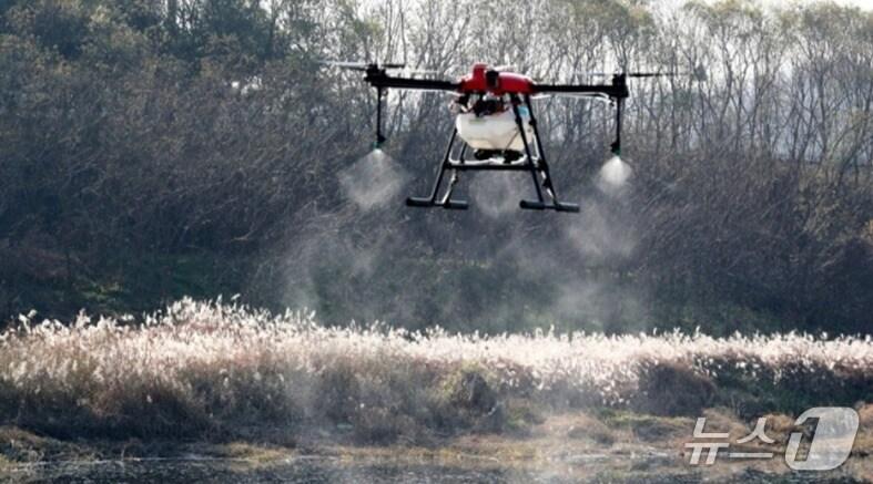 본문 이미지 - 말라리아 모기 방제에 드론을 활용하고 있다. &#40;인천시 제공.재판매 및 DB금지&#41;