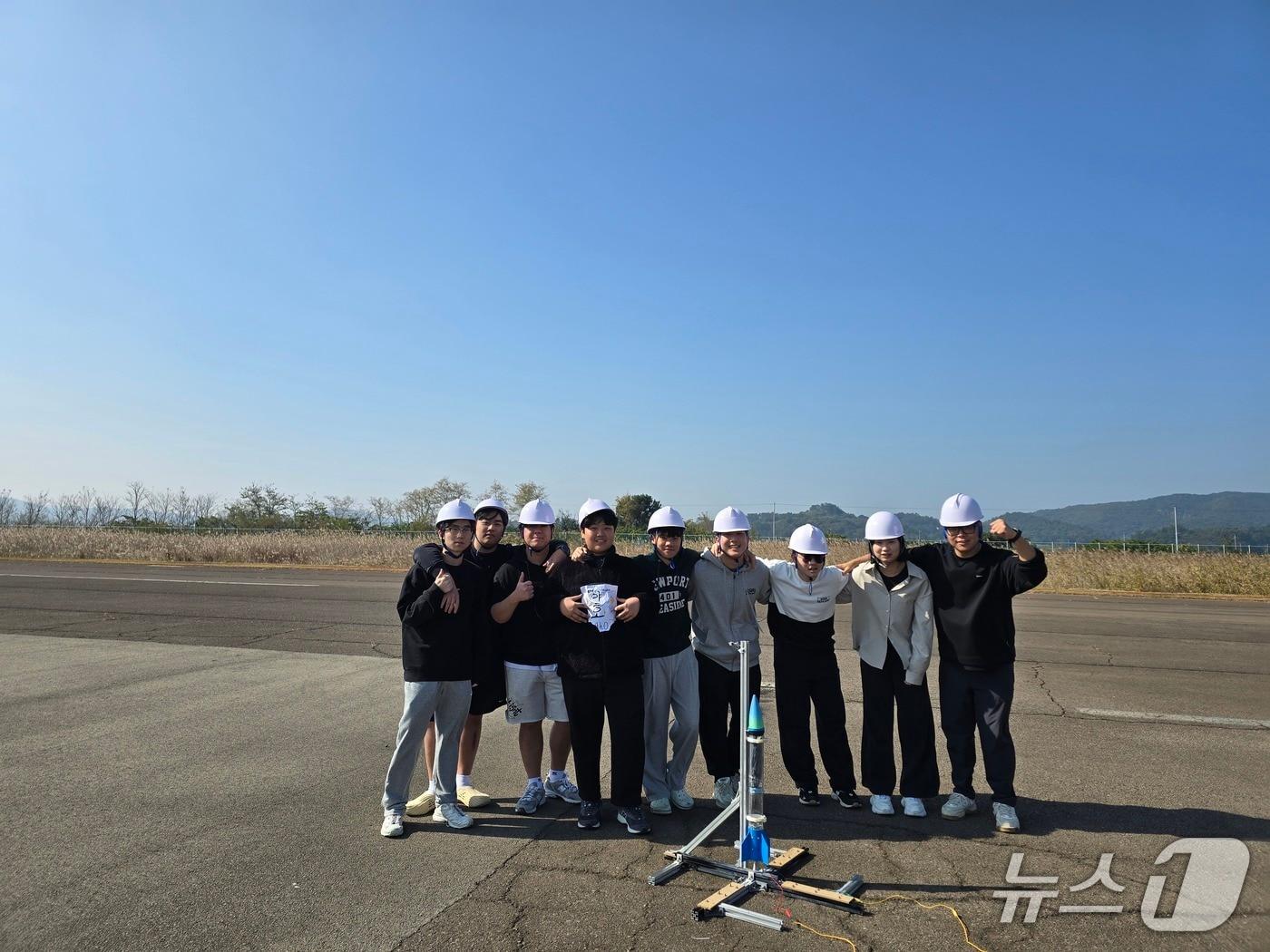 본문 이미지 - 한국항공우주연구원 국가종합비행성능시험장에서 직접 제작한 고체연료 로켓을 발사하는데 성공한 강원과학고등학교 학생들.&#40;강원도교육청 제공, 재판매 및 DB금지&#41;