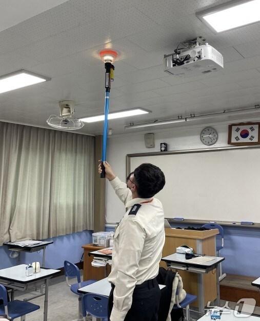 본문 이미지 - 강원특별자치도 소방본부가 2026학년도 대학수학능력시험을 앞두고 화재안전조사를 하고 있다.&#40;도소방본부 제공, 재판매 및 DB금지&#41;