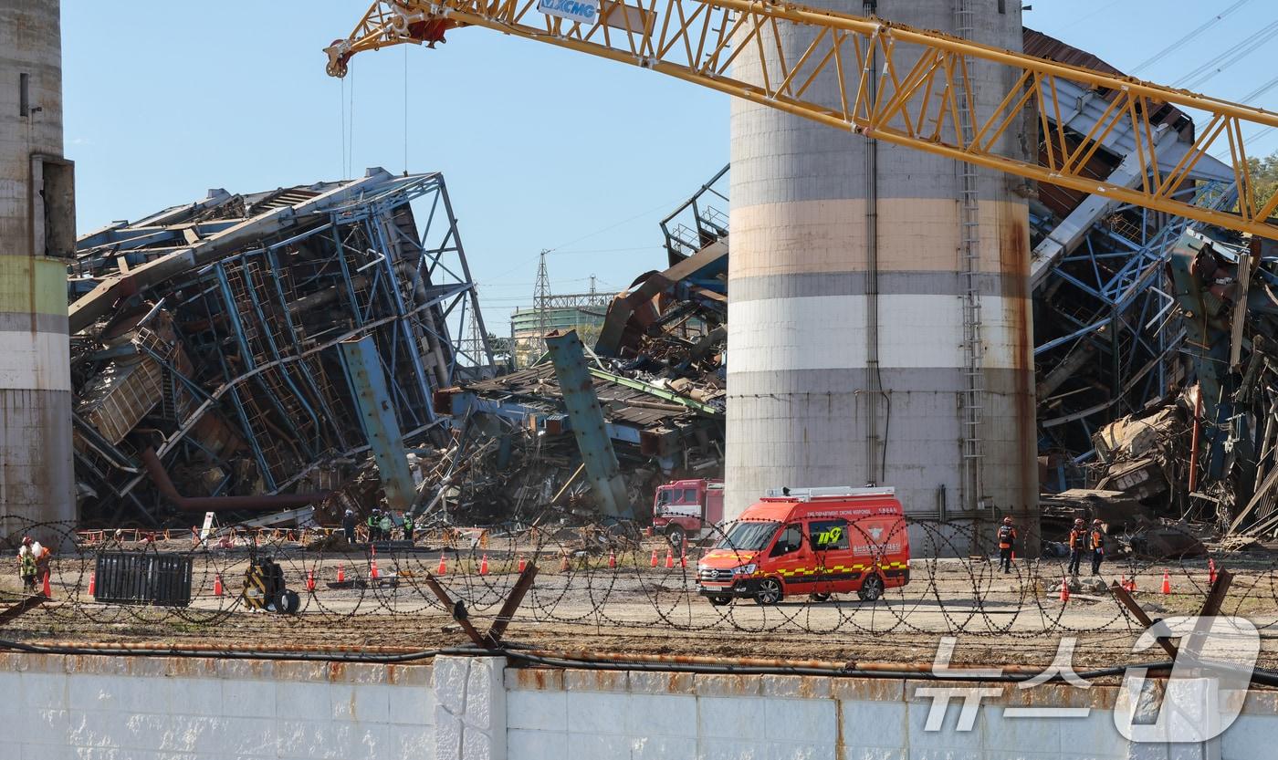 11일 오후 울산화력발전소 보일러 타워 5호기 붕괴 사고 현장에서 4·6호기의 발파 해체가 끝난 뒤 소방당국이 현장을 살피고 있다. 2025.11.11/뉴스1 ⓒ News1 안은나 기자