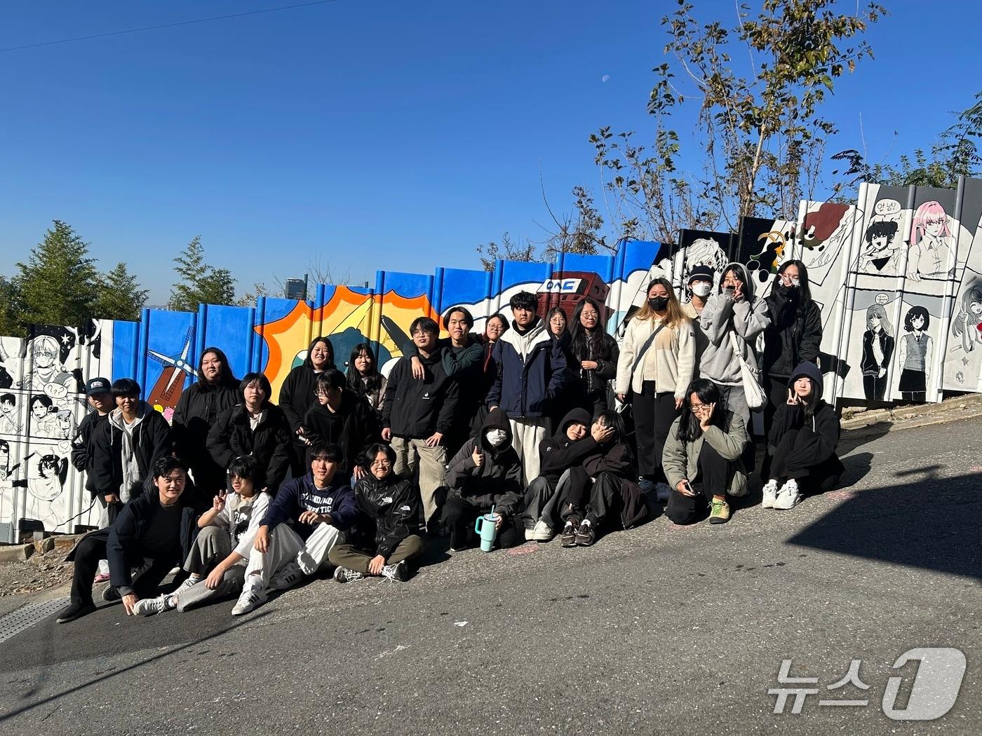 본문 이미지 - 우송정보대학 만화웹툰과 학생들이 대동 하늘공원의 회색 철제 가림막을 상상력이 가득한 웹툰 벽화로 탈바꿈시켰다. &#40;우송정보대학 제공.재판매 및 DB금지&#41;/뉴스1