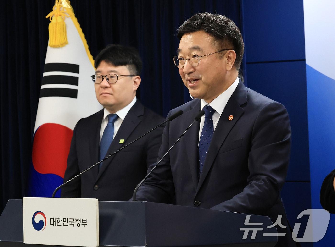 본문 이미지 - 윤호중 행정안전부 장관이 11일 서울 종로구 정부서울청사에서 미성년자 약취·유인 방지를 위한 어린이 등하굣길 안전확보 종합대책 합동브리핑을 하고 있다. 2025.11.11/뉴스1 ⓒ News1 임세영 기자