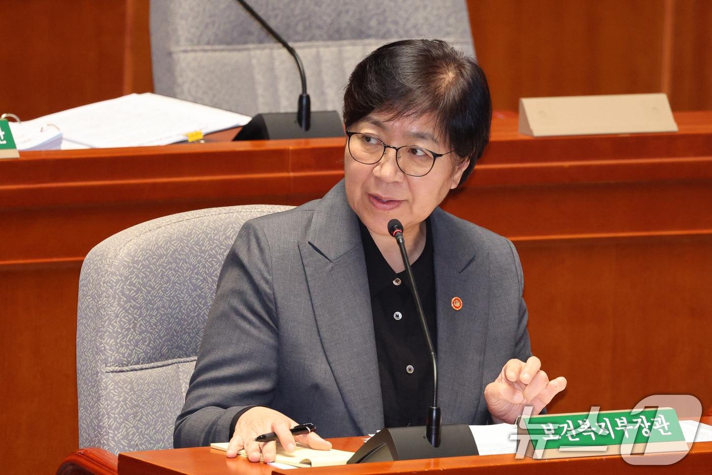 정은경 보건복지부 장관이 11일 서울 여의도 국회에서 열린 제429회국회&#40;정기회&#41; 예산결산특별위원회 제6차 전체회의에 출석해 의원 질의에 답변하고 있다. 2025.11.11/뉴스1 ⓒ News1 신웅수 기자