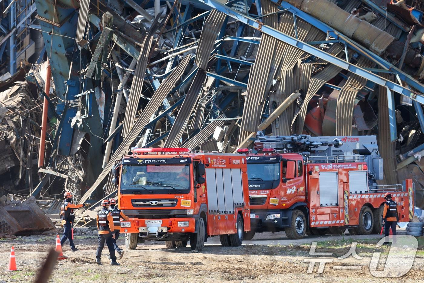 11일 오후 울산화력발전소 보일러 타워 5호기 붕괴 사고 현장에서 4·6호기의 발파 해체가 끝난 뒤 중앙사고수습본부(중수본), 소방당국이 현장을 살피고 있다. 2025.11.11/뉴스1 ⓒ News1 안은나 기자
