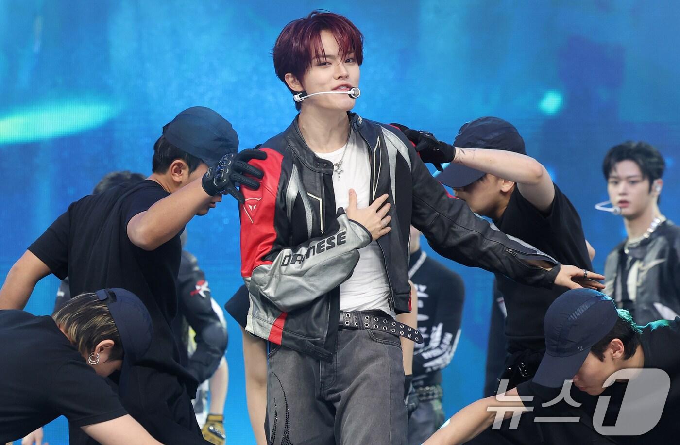 본문 이미지 - 그룹 클로즈 유어 아이즈(CLOSE YOUR EYES)의 전민욱이 11일 서울 강서구 SBS 공개홀에서 열린 미니 3집 'blackout(블랙아웃)' 발매 쇼케이스에서 타이틀곡 'X‘를 선보이고 있다. 2025.11.11/뉴스1 ⓒ News1 권현진 기자