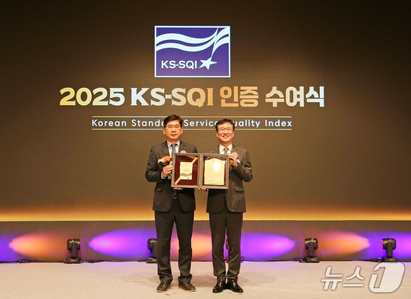 본문 이미지 - 11일 2025 한국서비스품질지수(KS-SQI) 인증 수여식에서 송명익 에어부산 영업본부장(왼쪽)과 문동민 한국표준협회 회장이 기념 촬영을 하고 있다.(에어부산 제공. 재판매 및 DB 금지)