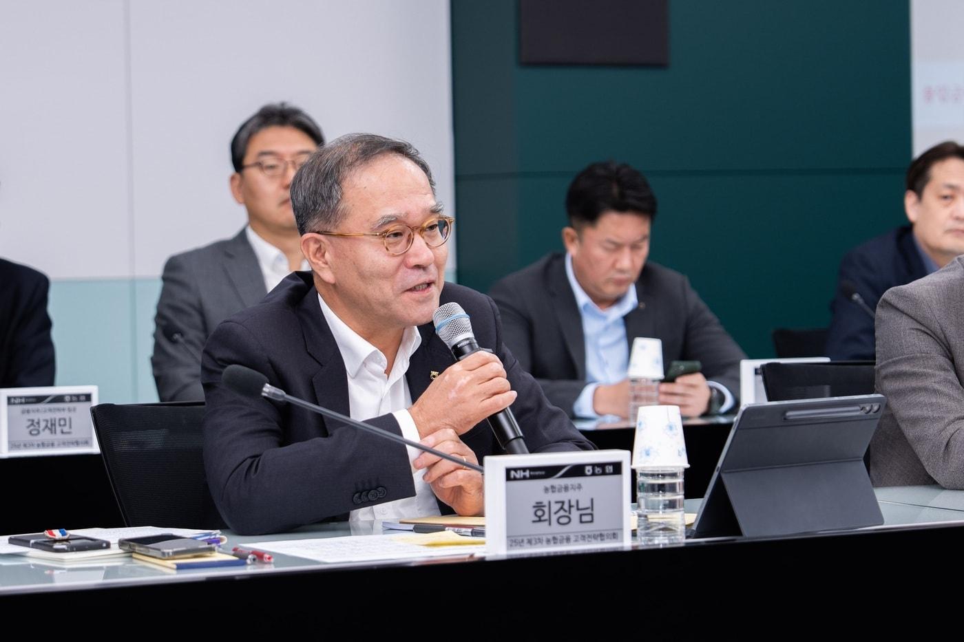  NH농협금융은 10일, 서울 서대문구 본사에서 지주 및 자회사 고객전략 담당 임직원 60여 명이 참석한 가운데 '2025년 제3차 농협금융 고객전략협의회'를 개최했다. 이찬우 회장이 회의를 주재하는 모습. (농협금융그룹 제공)