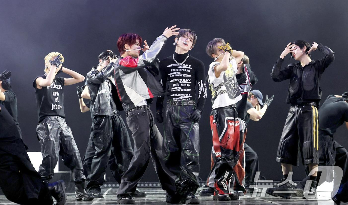 그룹 클로즈 유어 아이즈(CLOSE YOUR EYES)가 11일 서울 강서구 SBS 공개홀에서 열린 미니 3집 'blackout(블랙아웃)' 발매 쇼케이스에서 타이틀곡 'X‘를 선보이고 있다. 2025.11.11/뉴스1 ⓒ News1 권현진 기자