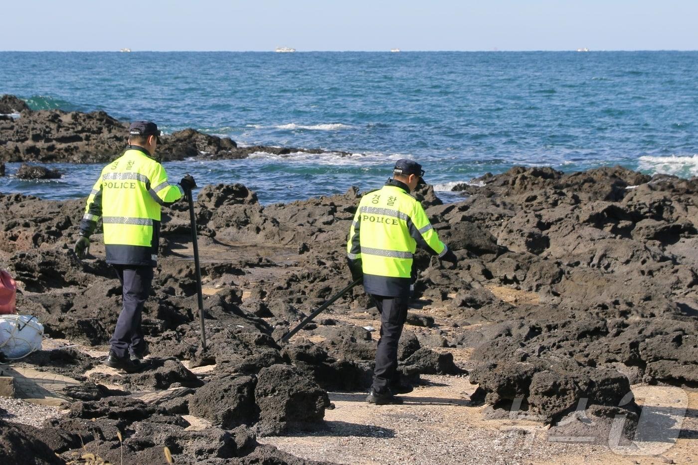 경찰이 11일 오후 제주시 연대포구 인근에서 마약류를 찾기 위해 집중 수색을 하는 모습.2025.11.11/뉴스1 ⓒ News1 홍수영 기자