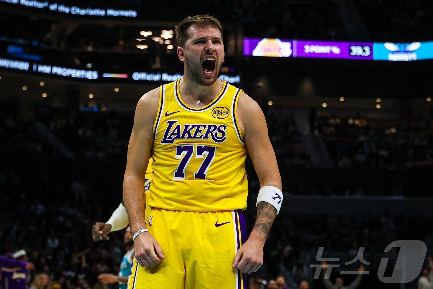 루카 돈치치가 11일&#40;한국시간&#41; 열린 2025-26 NBA 정규리그 샬럿 호니츠와 원정 경기에서 38점을 넣으며 LA 레이커스의 121-111 승리를 이끌었다. ⓒ AFP=뉴스1