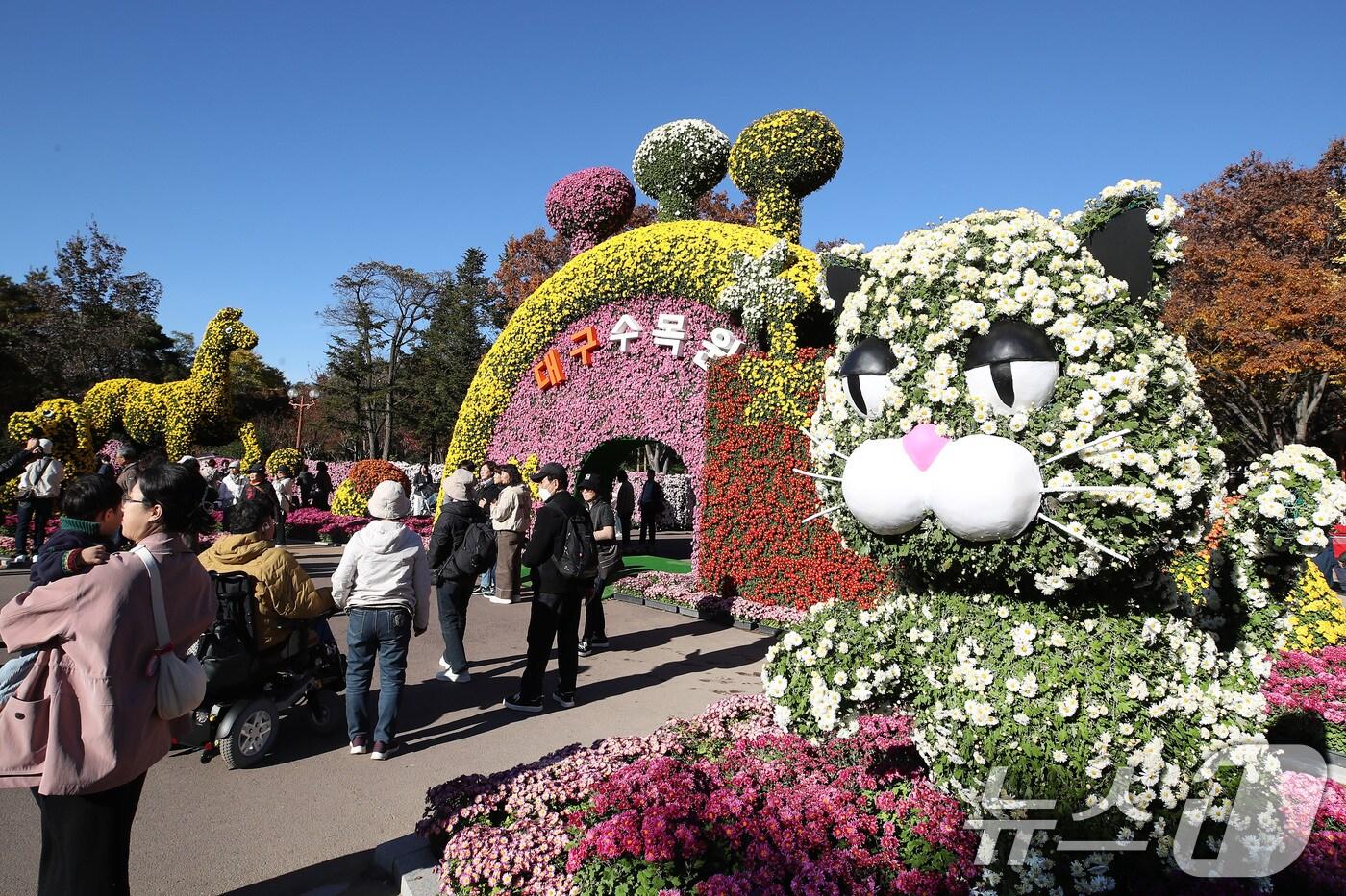 11일 오후 대구 달서구 대구수목원에서 열린 &#39;제24회 국화전시회&#39;에 형형색색 국화로 장식된 국화 작품을 보려는 인파로 붐비고 있다. 2025.11.11/뉴스1 ⓒ News1 공정식 기자