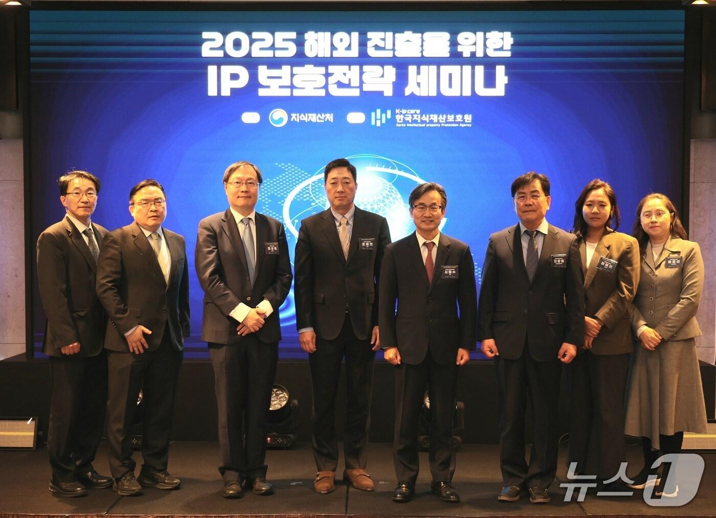 본문 이미지 - 서을수 지식재산처 특허심판원장(앞줄 왼쪽 다섯번째)이  참석자들과 기념촬영을 하고 있다.(지식재산처 제공.재판매 및 DB금지)/뉴스1