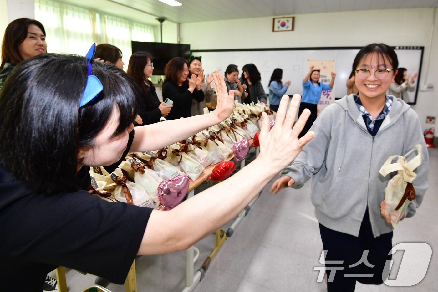 경북 포항시 영일고등학교에서 학부형들이 수능을 앞둔 고3 수험생들에게 수능 대박 선물을 나눠주며 응원하고 있다. 2025.11.11/뉴스1 ⓒ News1 최창호 기자