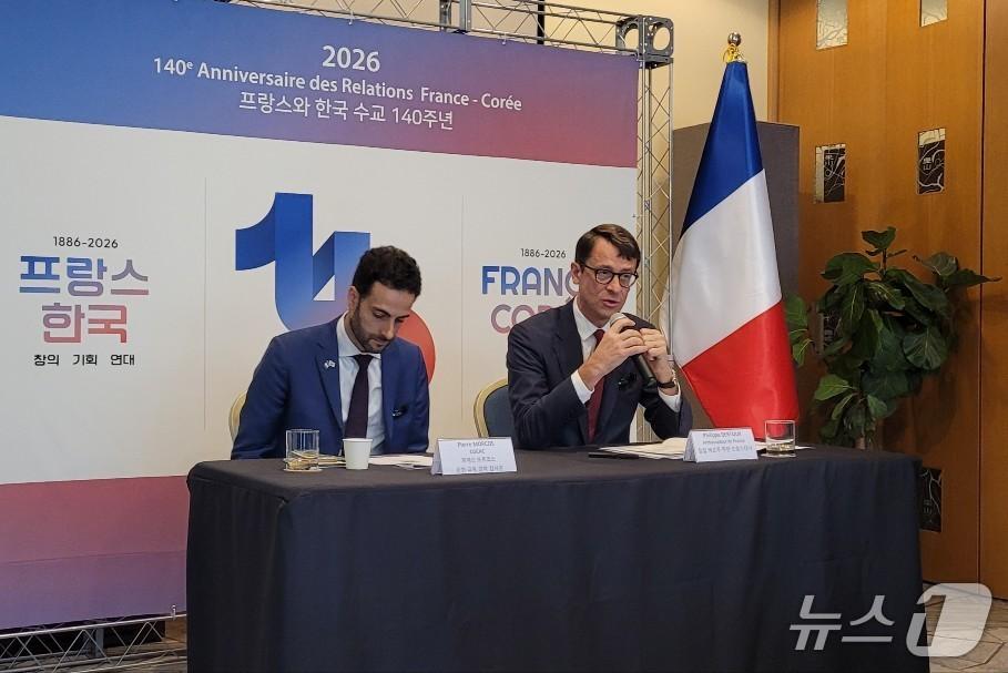 본문 이미지 - 필립 베르투 주한프랑스대사&#40;오른쪽&#41;가 피에르 모르코스 문화·교육·과학 참사관과 함께 11일&#40;현지시간&#41; 서울 서대문구 주한프랑스대사관에서 열린 한불 수교 140주년 행사소개 기자회견에서 발언하고 있다. 2025.11.11/뉴스1 ⓒ News1 이정환 기자