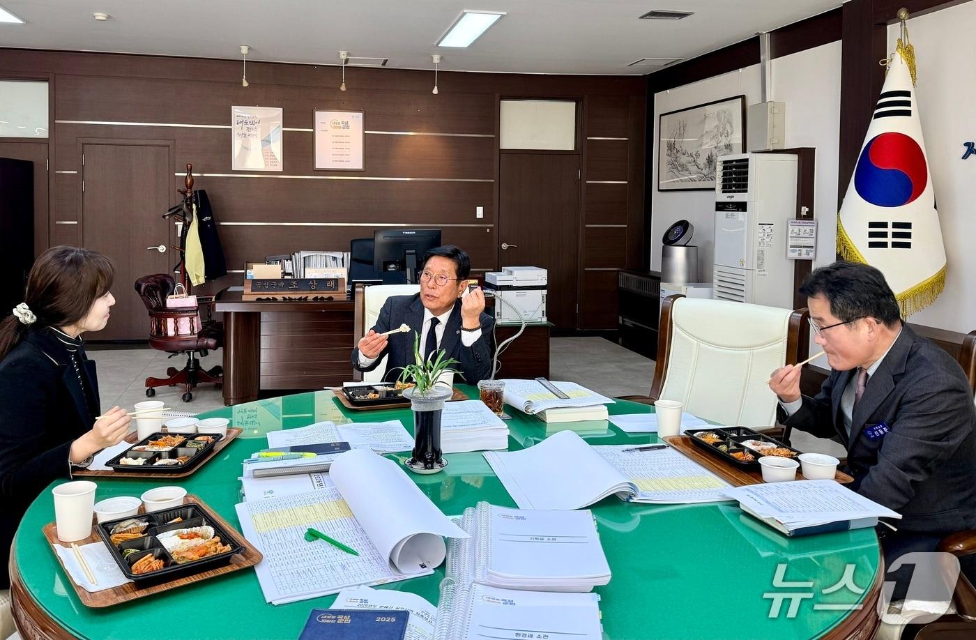 조상래 곡성군수가 관계자들이 도시락 회의를 하며, 2026년 예산안을 검토하고 있다&#40;곡성군 제공&#41; 