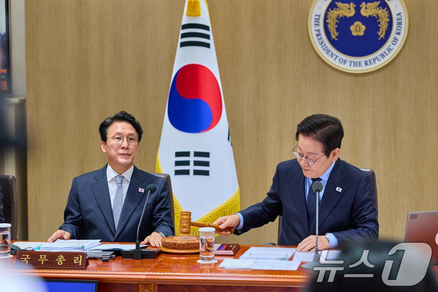 이재명 대통령이 11일 서울 용산 대통령실 청사에서 열린 국무회의에서 의사봉을 두드리고 있다. &#40;대통령실 제공. 재판매 및 DB 금지&#41; 2025.11.11/뉴스1 ⓒ News1 허경 기자