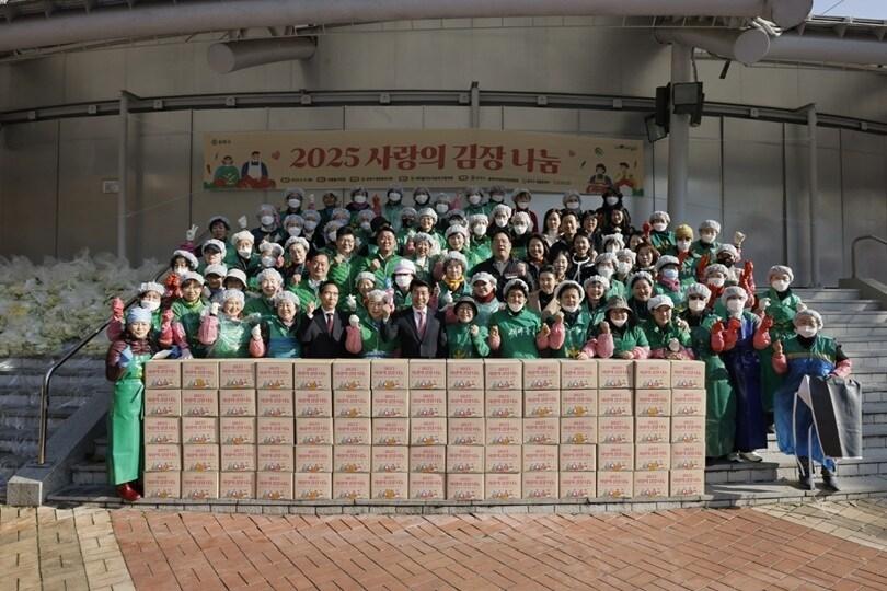 본문 이미지 - 김장나눔 행사&#40;송파구 제공&#41;