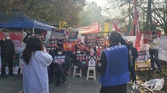 본문 이미지 - 7일 오전 충북 청주시 서원구 현도면 재활용선별센터 사업부지 진출입로에서 주민들이 집회를 열고 사업의 전면 백지화를 촉구하고 있다.2025.11.7./뉴스1