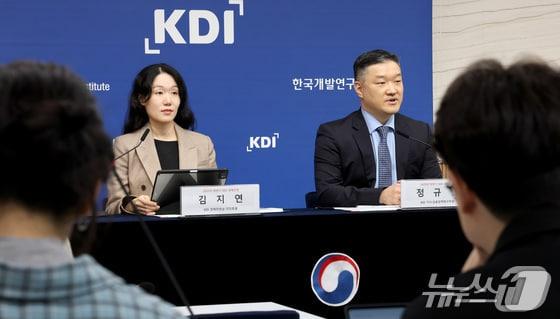 본문 이미지 - 정규철 KDI 거시·금융정책연구부장, 김지연 KDI 경제전망실 전망총괄이 11일 세종시 정부세종청사 기획재정부에서 2025년 하반기 KDI 경제전망을 발표하고 있다. 2025.11.11/뉴스1