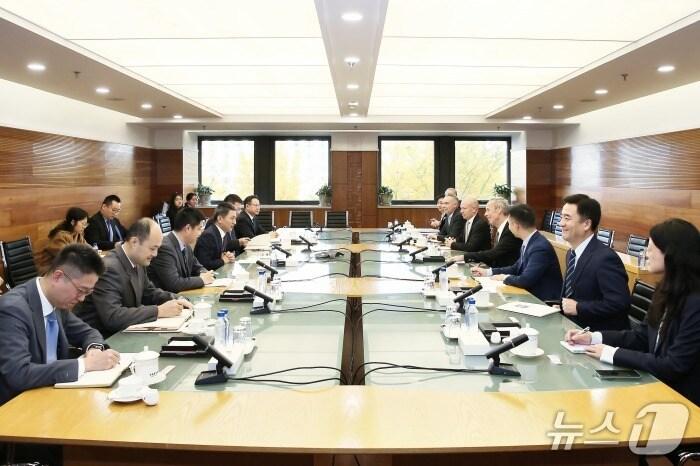 본문 이미지 - 리청강 중국 상무부 국제무역협상대표 겸 상무부 부부장이 10일 베이징에서 제이콥 타이슨 일루미나 최고경영자(CEO) 등과 만났다. (상무부 홈페이지)