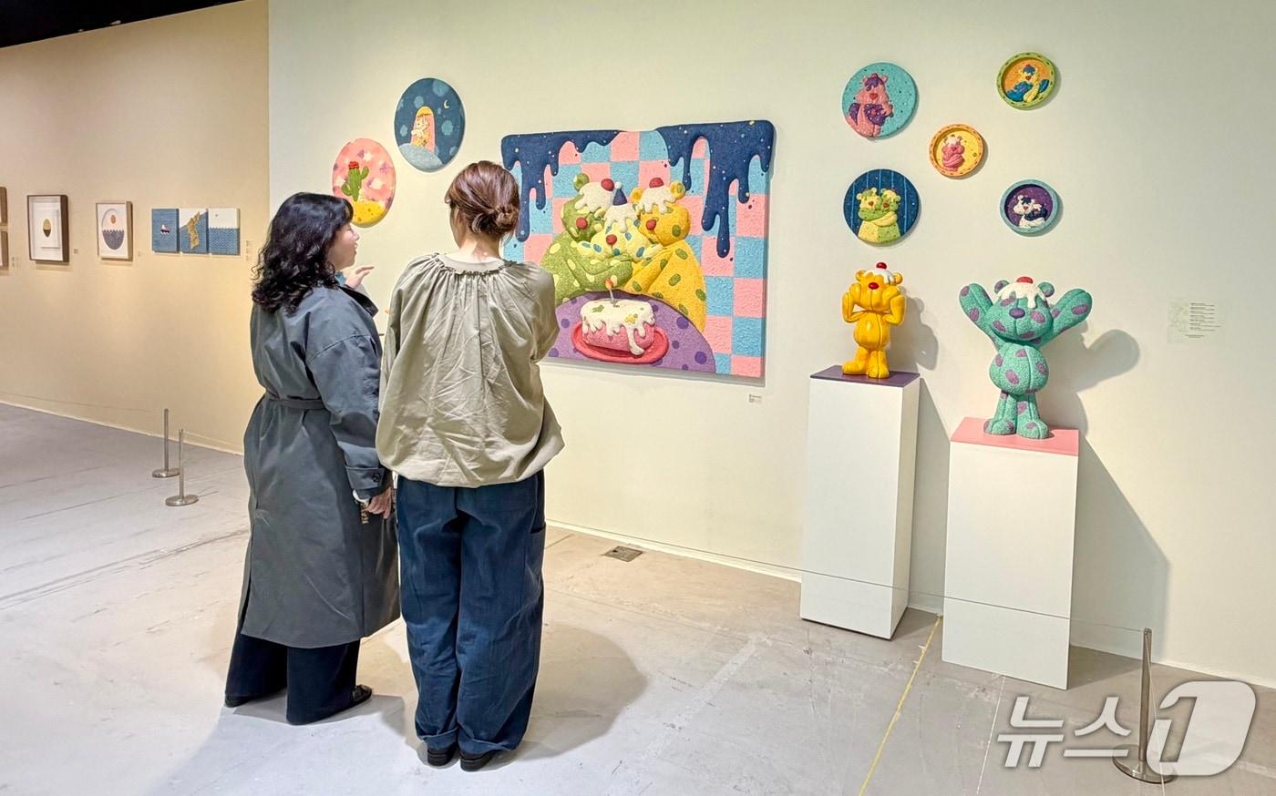 신세계백화점 센텀시티를 방문한 고객들이 백화점 6층 갤러리에서 열리고 있는 COLLECTIBLES: 공간미학 전시를 관람하고 있다.&#40;신세계 센텀시티 제공. 재판매 및 DB 금지&#41;